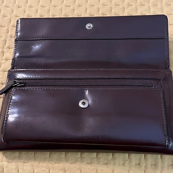 Gucci leather wallet. 100% Authentic. PreLoved but still lots of life left. - Picture 2 of 16